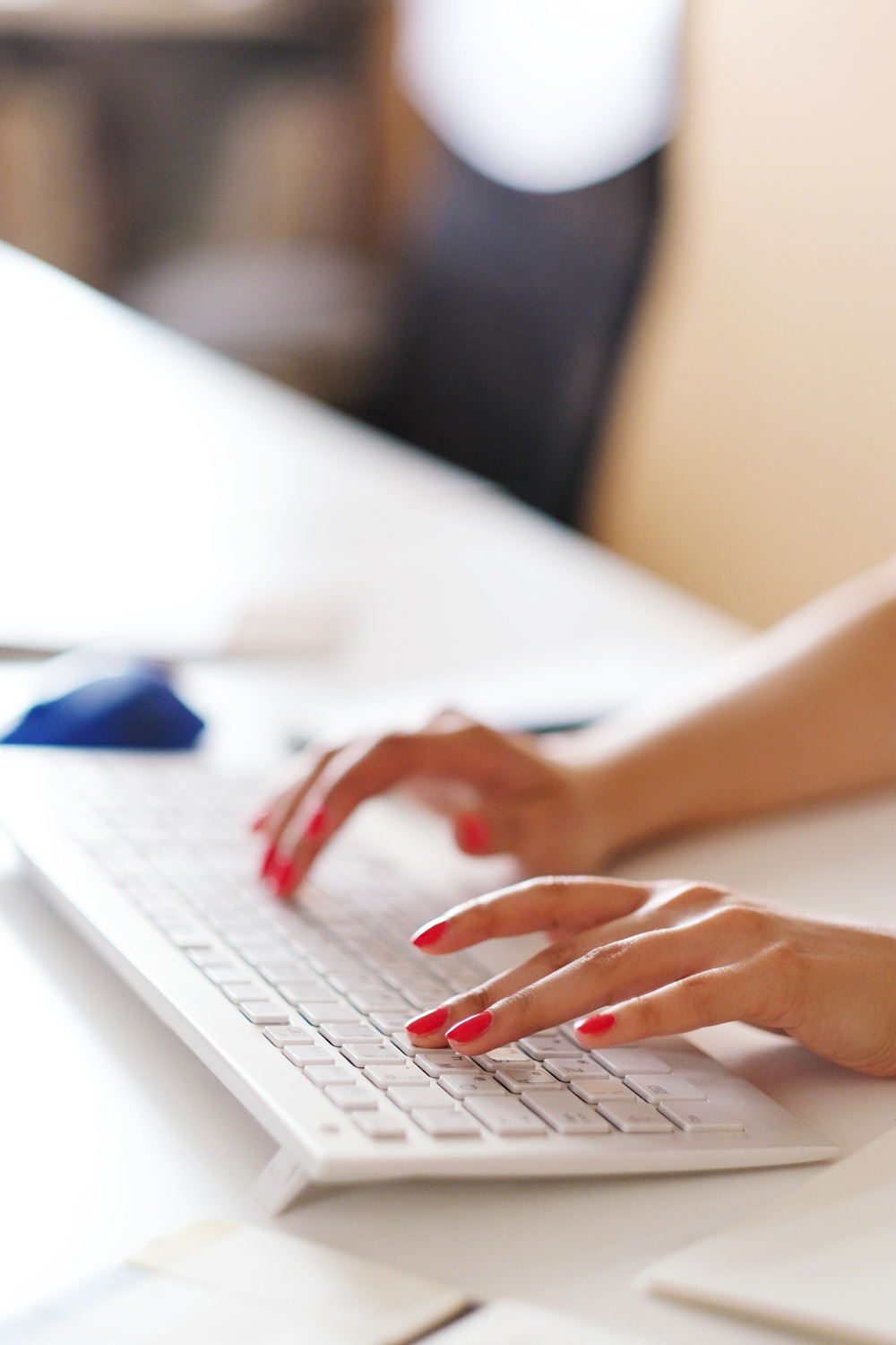 dłonie piszące na klawiaturze